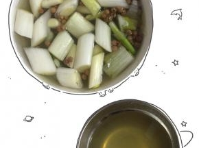 蒜瓣稍微拍一下，生姜切片，花椒，葱白切成段，加入适量的沸水，激出味道来。晾凉后过滤出葱姜花椒水备用。