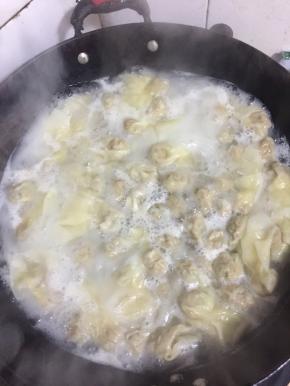 水烧开，放入包好的馄饨煮2分钟左右即可。（馄饨皮薄特别容易煮熟，不要煮太久，把馄饨煮烂了就不好吃了。）