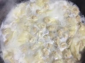 水烧开，放入包好的馄饨煮2分钟左右即可。（馄饨皮薄特别容易煮熟，不要煮太久，把馄饨煮烂了就不好吃了。）