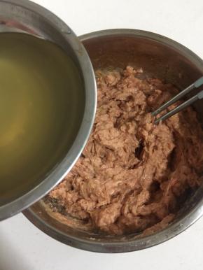 多次少量的加入葱姜蒜花椒水，顺时针方向搅拌上劲儿。（葱姜蒜花椒水的量看肉馅儿的状态，边加入加搅拌，肉馅儿粘稠即可。）