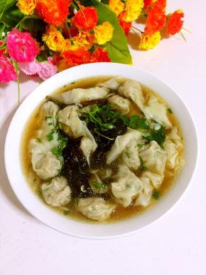 煮好的馄饨捞出来放进提前调好的汤底中即可食用啦。（口味比较重的还可以滴几滴香醋，加一勺辣椒油就变成酸辣口味的馄饨，也别有一番风味哦！）