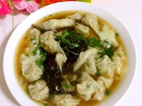 煮好的馄饨捞出来放进提前调好的汤底中即可食用啦。（口味比较重的还可以滴几滴香醋，加一勺辣椒油就变成酸辣口味的馄饨，也别有一番风味哦！）