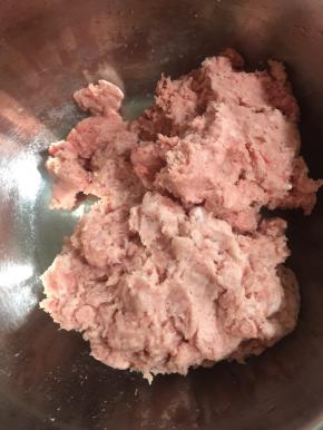 瘦肉用料理机打成肉糜备用。