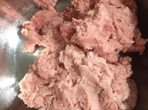 瘦肉用料理机打成肉糜备用。