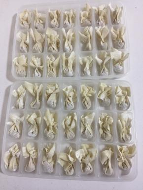 依次包好所有的馄饨。可以多包一点儿放在冰箱里冷冻保存，随吃随取，非常的方便哦！