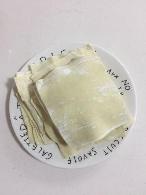 这是买好的馄饨皮，薄如蝉翼的长方形面皮。