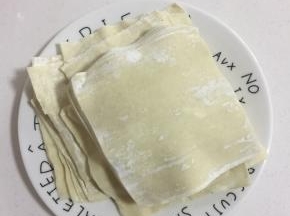 这是买好的馄饨皮，薄如蝉翼的长方形面皮。