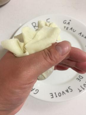 用虎口将封口处反复使劲儿捏紧。