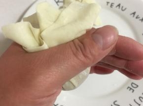 用虎口将封口处反复使劲儿捏紧。