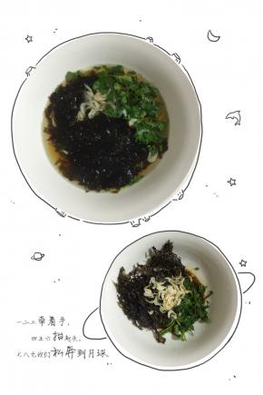 我们来准备馄饨的汤底：
2勺生抽，适量虾米，1勺鸡粉，适量紫菜，适量葱花，适量香菜，一勺香油，再加适量面汤。（如果有时间可以熬一锅鸡汤来代替面汤，味道更加鲜美哦！）