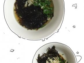 我们来准备馄饨的汤底：
2勺生抽，适量虾米，1勺鸡粉，适量紫菜，适量葱花，适量香菜，一勺香油，再加适量面汤。（如果有时间可以熬一锅鸡汤来代替面汤，味道更加鲜美哦！）