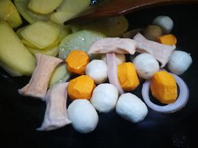 锅中油热下海鲜丸和土豆翻炒至熟盛出