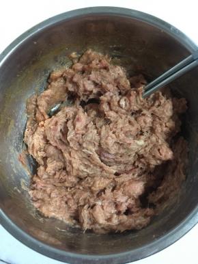 用筷子顺时针方向搅拌均匀。