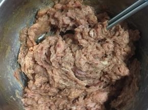 用筷子顺时针方向搅拌均匀。