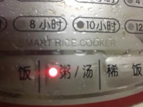 盖上点饭锅盖，按下煮粥键即可