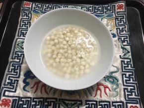 鸡头米从冰箱里拿出来解冻洗干净