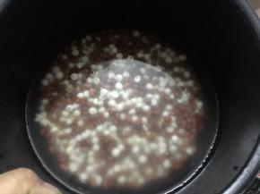 放入电饭锅中加入三大碗水