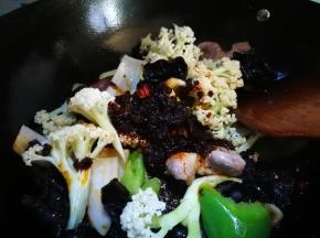 倒入菜花 麻辣料