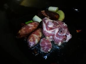 锅中油热炒香扯蛋放入肉片腊肠