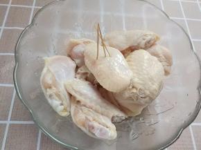 鸡翅用牙签或者叉子扎孔，或者两面用刀划几道，便于入味