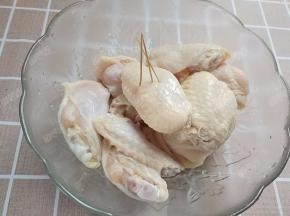 鸡翅用牙签或者叉子扎孔，或者两面用刀划几道，便于入味