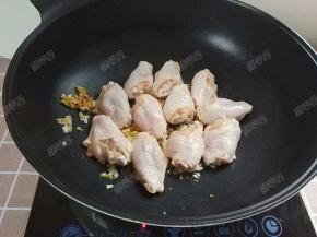 放入鸡翅煎一会