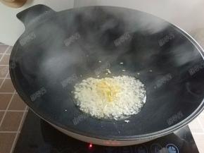 锅内加入适量食用油，油热以后加入姜蒜末，炒出香味