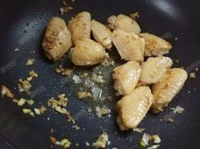 放入冰糖，炒出糖色