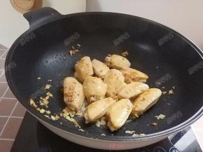 鸡翅翻面，将两面都煎至微黄