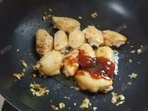 放入两勺蚝油炒匀