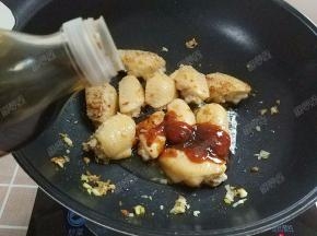 放入一勺酱油