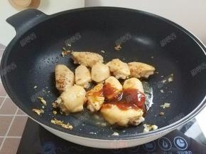放入一勺料酒