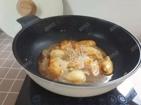 加入适量水，水没过鸡翅