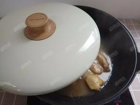 盖上盖子，大火烧开后转小火。汤汁开始浓稠时转大火收汁