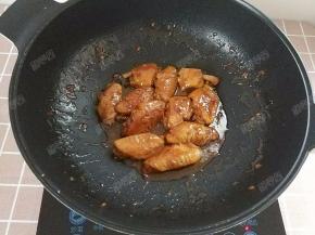 水分收干后汤汁均匀裹在鸡翅上即可