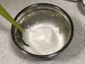 一次性筛入全部低筋面粉