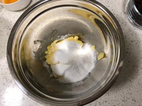 倒入糖粉（ps：糖粉用的是纯糖粉，我是用磨粉机把细砂糖磨成糖粉的，不要用成了市场买的混有玉米淀粉的糖粉，那是用来防潮的）