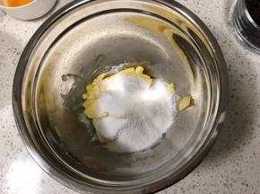 倒入糖粉（ps：糖粉用的是纯糖粉，我是用磨粉机把细砂糖磨成糖粉的，不要用成了市场买的混有玉米淀粉的糖粉，那是用来防潮的）