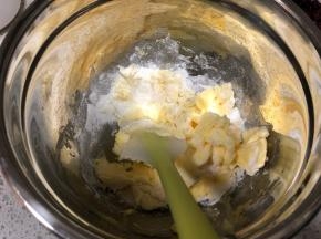 倒入糖粉以后，用硅胶刮刀按压翻拌，让黄油吸收糖粉