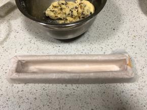 用一张油纸铺在方形模具中