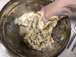 先用刮刀翻拌、按压，然后带上一次性手套，抓、轻揉捏