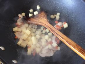 放入土豆粒翻炒至金黄