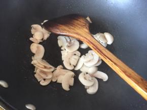 然后放入白蘑菇炒香