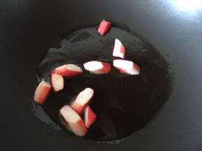 锅里热油后倒入蟹味棒煎至表面金黄即可捞出备用