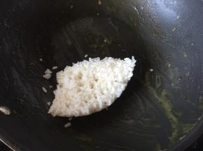 利用锅里的余汁加入米饭翻拌均匀