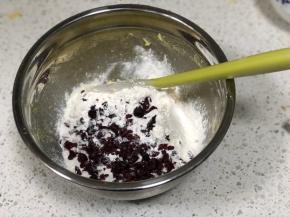 蔓越莓也倒入到低筋面粉中