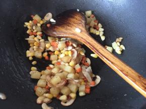 然后放入甜玉米粒翻炒