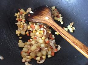 然后放入甜玉米粒翻炒