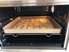 烤箱需要提前预热上下火，170度，上下火，烤盘放在中层，烤15分钟（中途需要看着饼干，不要让上色太深）