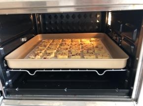 烤箱需要提前预热上下火，170度，上下火，烤盘放在中层，烤15分钟（中途需要看着饼干，不要让上色太深）